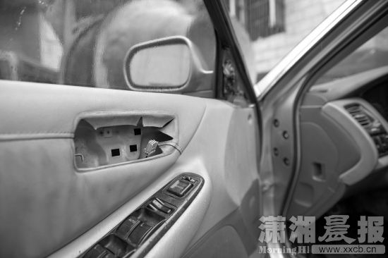 8月13日，湘潭华澳汽车修理厂，废旧小车开门的拉手已坏，从车内根本无法打开车门。图/记者谢长贵