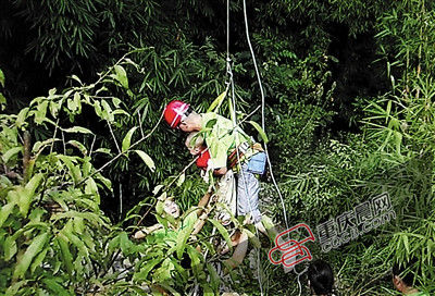 消防官兵赶到现场救援。