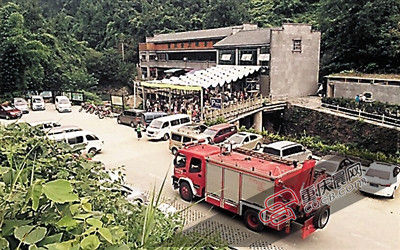 昨日，北碚区金刀峡景区，缆车发生故障，一小孩获救。重庆晨报记者 雷键 （翻拍）