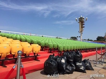 观礼台嘉宾撤离后，现场干净整洁，垃圾都收在塑料袋中。