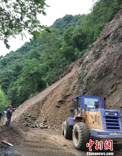 9月6日，抢险人员正在全力抢通中断的景区公路。 钟欣 摄