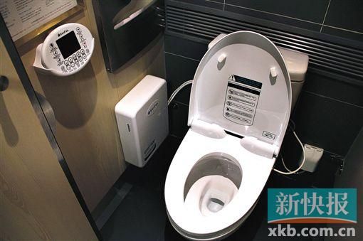 水疗马桶每个洗手盆上方都有擦手纸、洗手液(设置了具有清洁、按摩、烘干功能的遥控坐便器)。 新快报通讯员 王斐/摄
