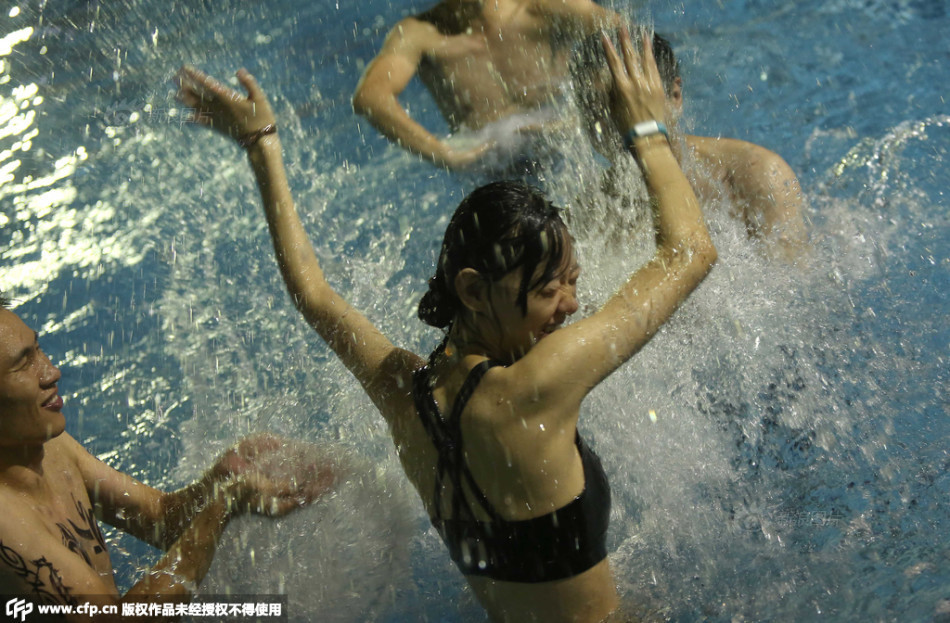 广州一中学办教师节泳装派对