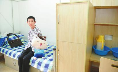 学校专门为彭超定制了床等用品,彭超很满意。