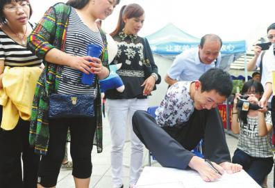 彭超在父母陪伴下办理入学手续。