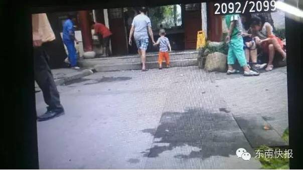 今日上午，东快记者来到梦山路旁的这处公厕外，发现地上的三滩血渍已被人用水清洗掉，但仍然存有手掌大的血渍痕迹，现场仍有不少人在议论昨晚发生的事。