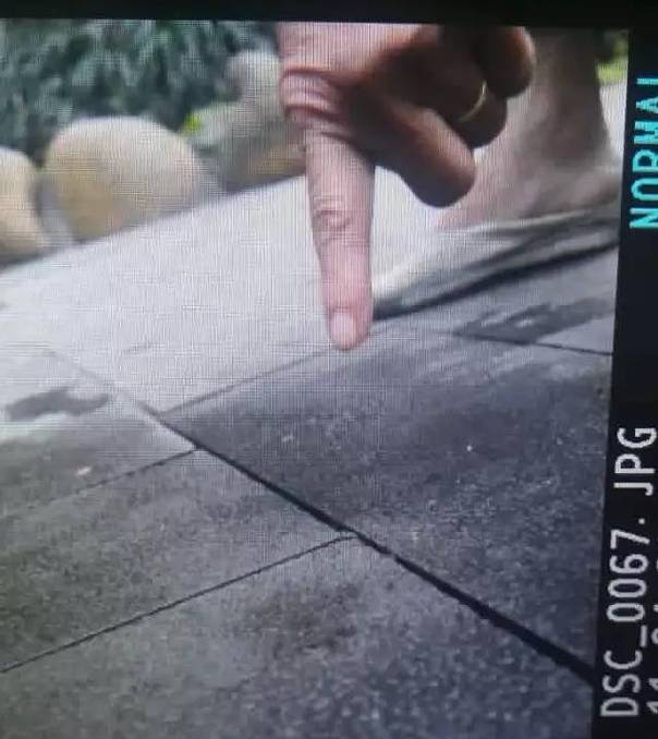 一位六七十岁的依伯拿着棍子追赶行凶者