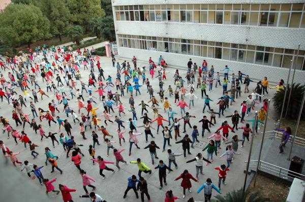 11月3日，湖北襄阳，春园路小学将广场舞纳入学校的校本教材，全校500多名学生集体学习广场舞。 视觉中国 图