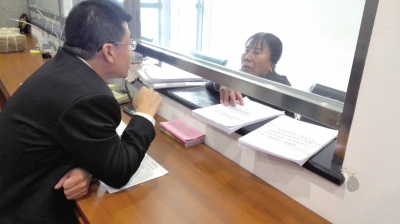 律师在北京市检察院信访室接待信访人员。北京市公益法律服务与研究中心供图