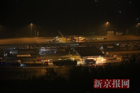 2015年11月10日晚上十时许，土桥收费站。由于通州东六环多车相撞事故，导致路面出现三个多小时的长达20多公里的严重拥堵。土桥收费站双方向的车流形成鲜明对比。新京报记者 彭子洋 摄