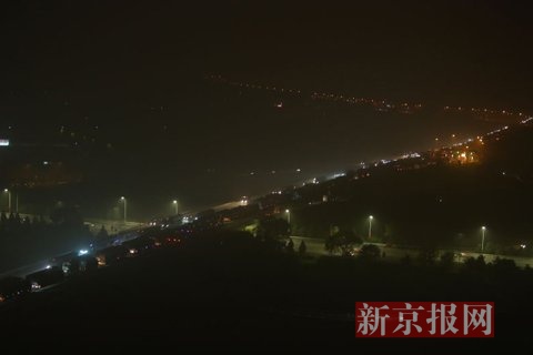 2015年11月10日晚上十时许，土桥收费站。由于通州东六环多车相撞事故，导致路面出现三个多小时的长达20多公里的严重拥堵。土桥收费站双方向的车流形成鲜明对比。新京报记者 彭子洋 摄