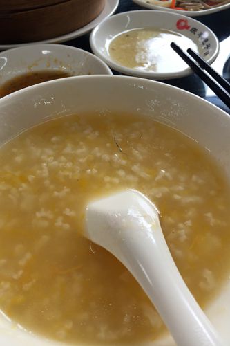 刷碗钢丝惊现粥碗中。顾客供图