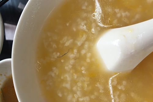 刷碗钢丝惊现粥碗中。顾客供图