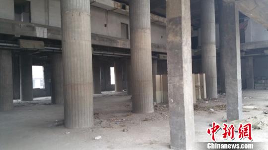 荒废的农信社办公大楼一角。 王天译 摄