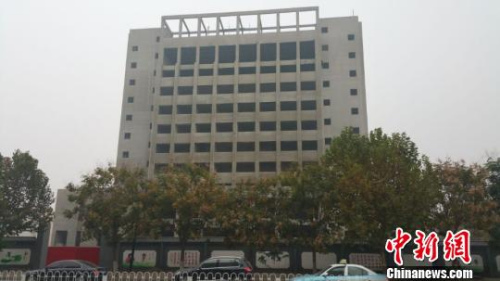 荒废的农信社办公楼矗立在晋州市闹市区内。 王天译 摄