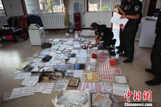 警方现场办案。 警方供图 摄