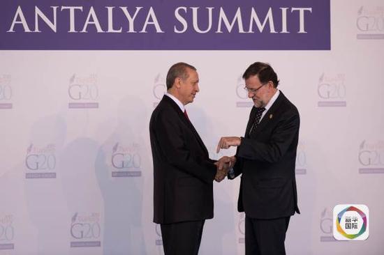 （11月15日，土耳其总统埃尔多安迎接西班牙首相拉霍伊，新华社记者潘超越摄）