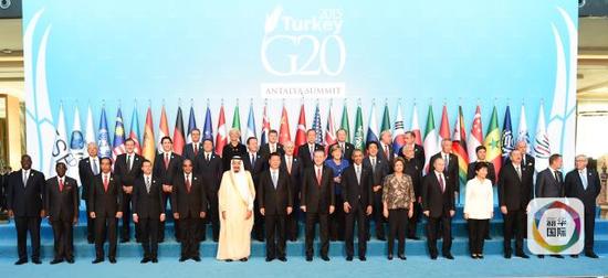 本届峰会“全家福”。　　（新华社记者李学仁摄）