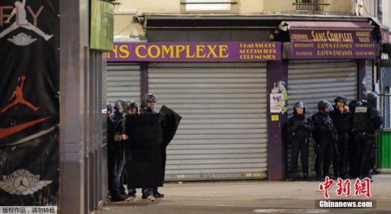 当地时间11月18日，法国警方发动追捕巴黎恐袭事件嫌犯行动，并在巴黎北部郊区爆发枪战。据警方的消息，枪战对方可能是这次巴黎恐怖袭击的组织首领阿卜杜勒-哈米德·阿巴奥德。