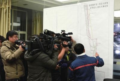 　▲21日，煤矿负责人在介绍相关情况。　新华社发