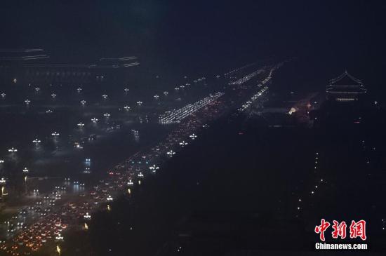 12月8日晚间，雾霾笼罩下的北京长安街晚高峰车流。北京市应急办前一日发布空气重污染红色预警，全市于12月8日7时至12月10日12时将启动预警措施。建议中小学、幼儿园停课；企事业单位可实行弹性工作制；全市范围将实施机动车单双号行驶等。