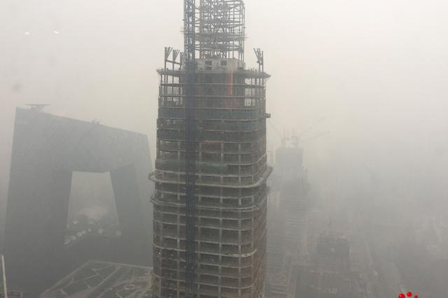 从国贸中心俯瞰央视新大楼。摄影：沈湜