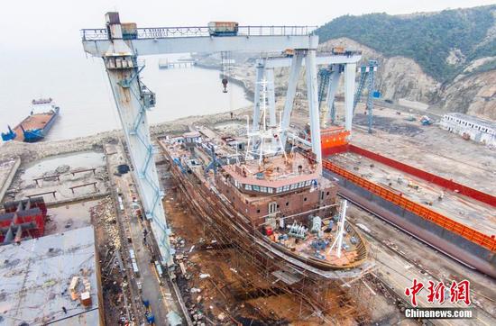 这艘科考船预计2016年3月下水、6月交付使用。届时，将成为我国11000米载人深渊器“彩虹鱼”及其系列产品的科考母船，前往全球大洋25处深度大于6500米的深渊区开展科学调查活动。 文字来源：人民日报 图片来源：视觉中国