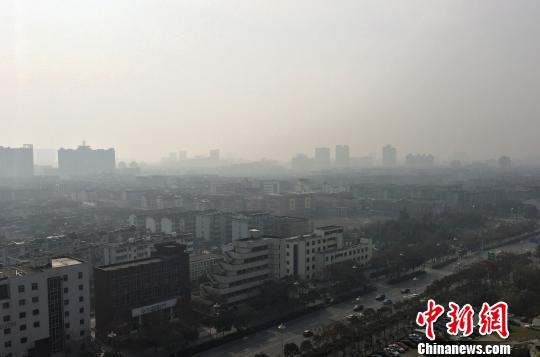 15日13时，雾霾笼罩下的扬州。　崔佳明 摄