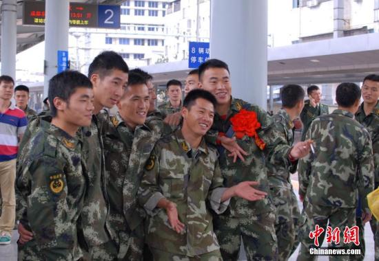 资料图：广西武警退役官兵笑别军营 。黄威铭 摄