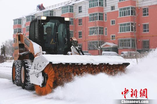 出动清雪车清扫积雪。 陈洋 摄