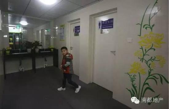 　　厕所男女蹲位是1:2。