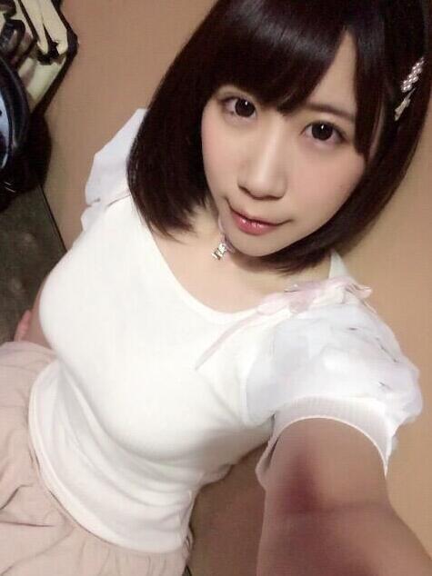 这个妹子曾因出演秋季新番《温泉幼精箱根酱》中的主人公箱根酱被备受关注，原因就是因为她甜美的长相和傲人的上围。