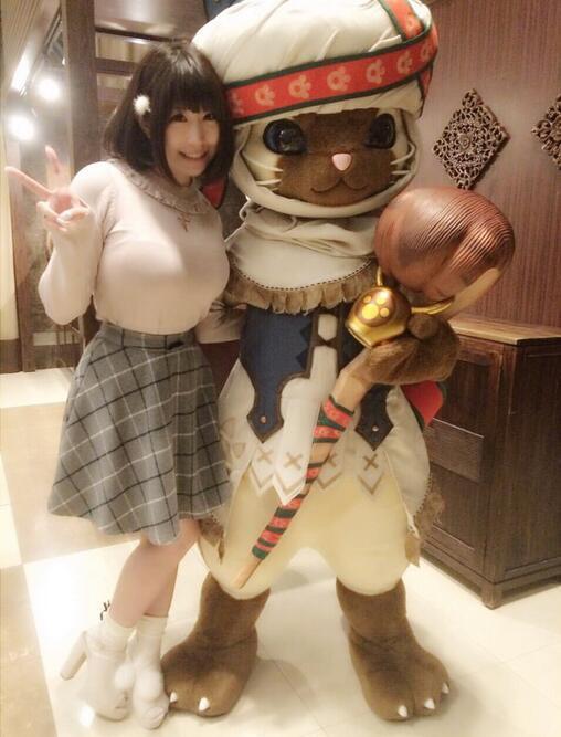 其在推特上的生活照也在二次元同好之间广为流传。