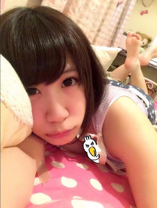 小野早稀1990年出生于东京都，今年26岁，身高153CM，属于娇小型的妹子，与身高不符的是她那F罩杯的好身材，有台湾网友称她为新生代声优中的“最胸”声优。