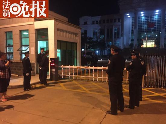 浙江最高法门前