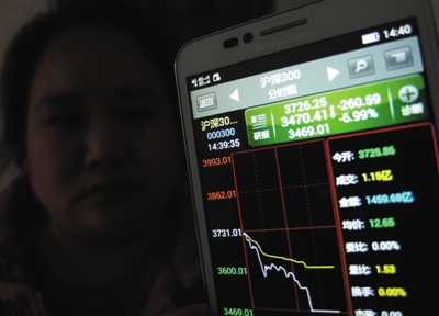 1月4日，湖北宜昌市某证券交易所，股民在展示手机上的股市行情。图/CFP