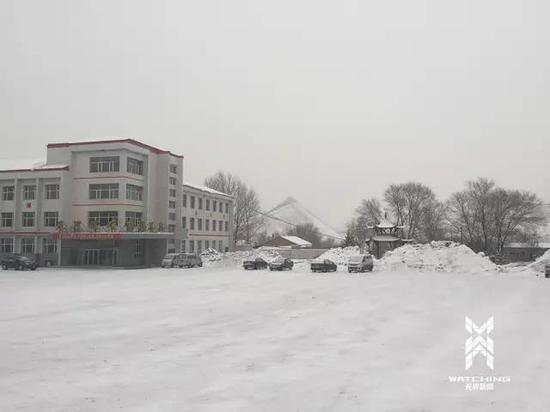 ▲白雪皑皑的东风煤矿，曾在2005年发生特大爆炸事故，造成171人遇难。此次事故直接导致龙煤集团首次上市失败。无界新闻记者 张庆宁 摄