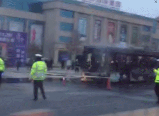 宁夏银川公交车行驶中突发火灾致14人死亡(图)