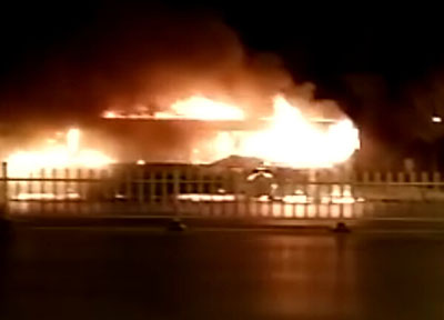 宁夏银川公交车行驶中突发火灾致14人死亡(图)