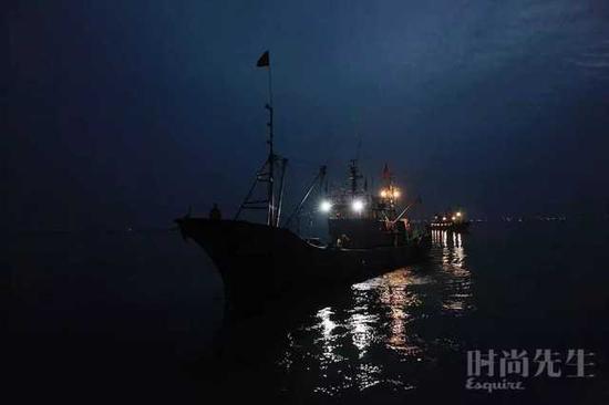 图片拍摄于渔船出发的石岛码头，图中人物与事件无关。