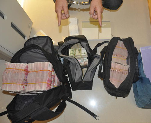 这是警方在地下钱庄缴获的赃款（2015年4月1日摄）。1月11日，广东省公安厅披露，2015年查处地下钱庄案件83宗，已破案件的涉案金额超过2000亿元。