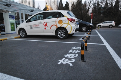 本次政协会议驻地还新建5个快速充电桩，可为电动车提供充电服务。新京报记者 侯少卿 摄