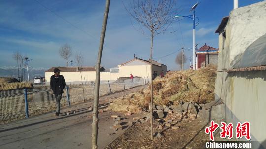 图为门源县北山乡金巴台上村受损的房屋。 胡贵龙 摄