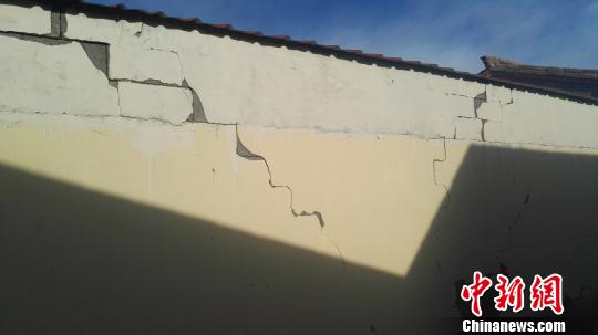 图为门源县北山乡金巴台上村受损的房屋。 胡贵龙 摄