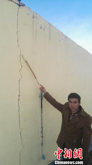 图为门源县北山乡金巴台上村受损的房屋。 胡贵龙 摄