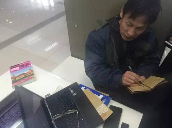 郭英森手写自己理论中提到的公式。图/薛雷