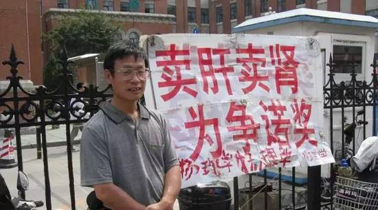 郭英森曾在高校门口摆擂论战。