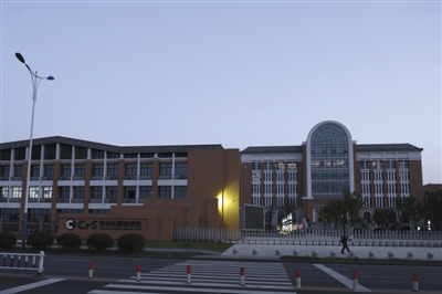 昨日,常州外国语学校。该校日前被曝出建在污染地块旁,近500名学生身体异常。