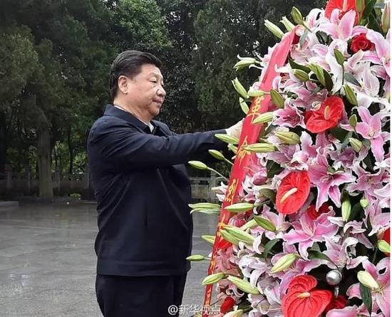 图为：2016年4月24日，习近平到安徽考察，前往金寨县向革命烈士纪念塔敬献花篮。