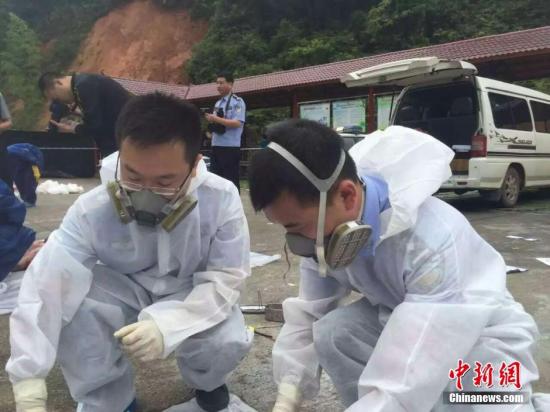 5月10日，福建三明市公安局抽调13名法医正对遇难者遗体采集DNA样本，进行身份辨认。 图片来源：三明警方供图